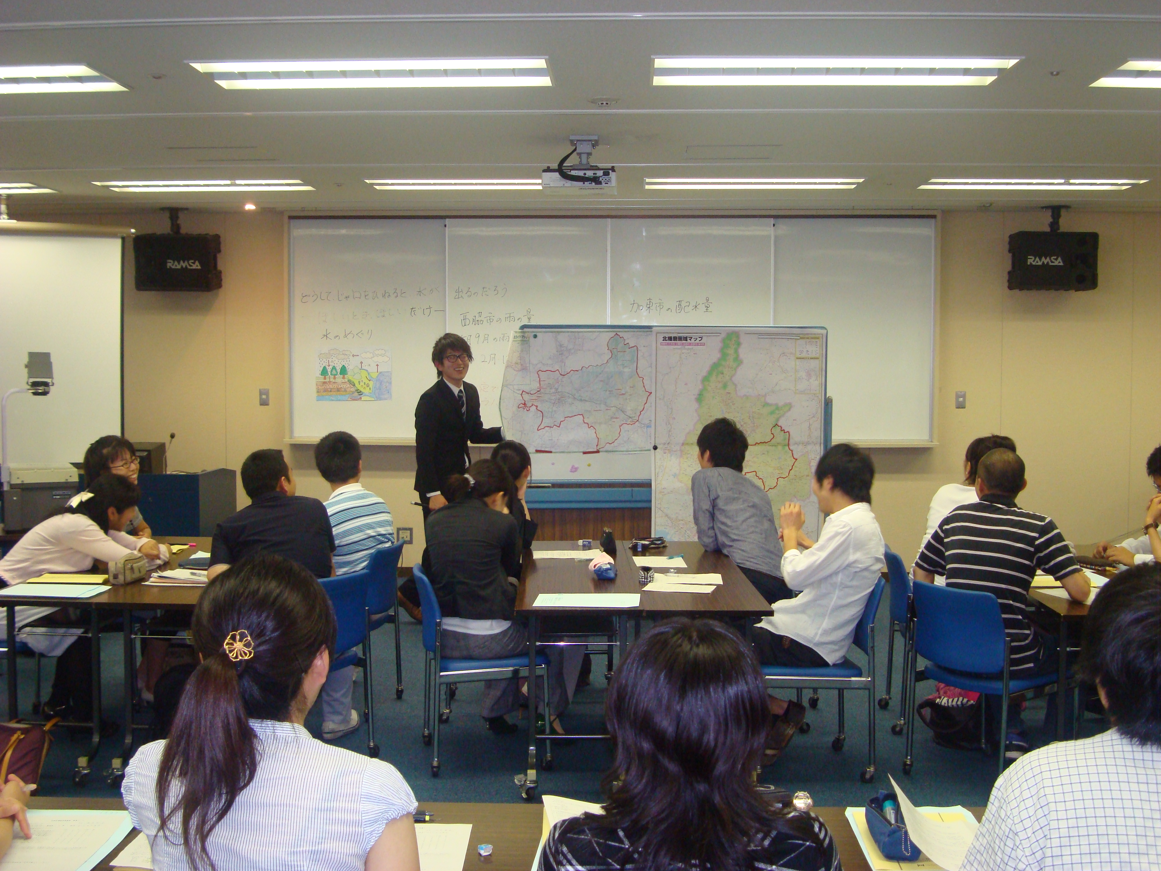 模擬授業で教師役の小寺さん。なかなか落ち着いて取り組んでいました。