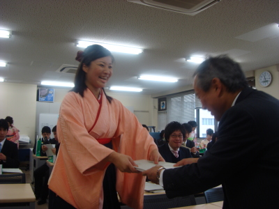 学位記と免許状を個々に渡しました。